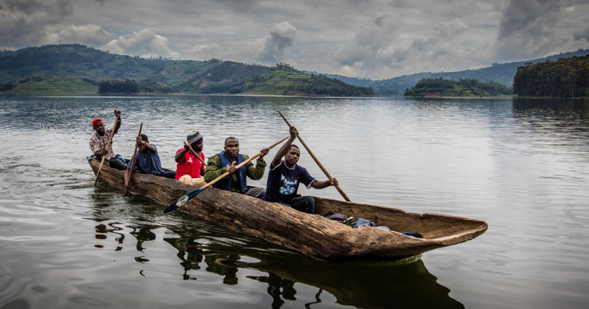 canoeing-on-lake-bunyonyi-1